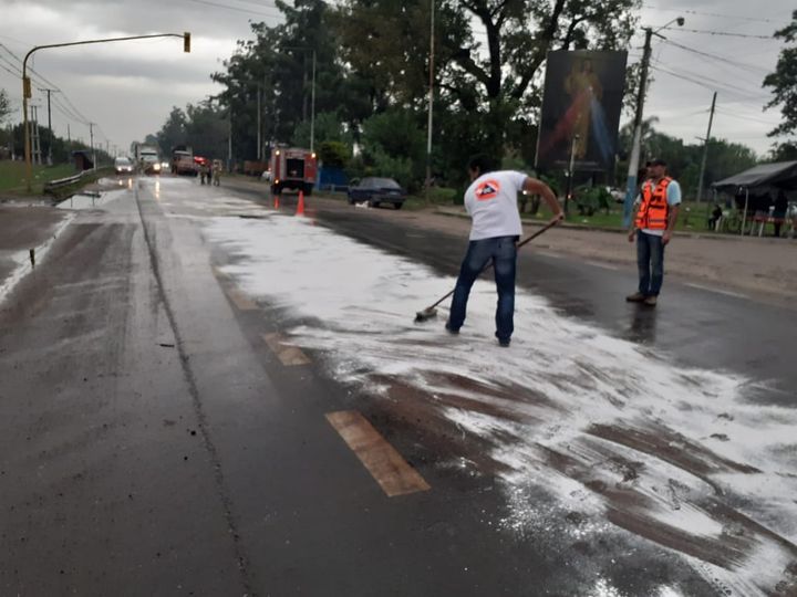 Derrame de Melaza en León Rouges: una moto colisionó contra un camión en el semáforo