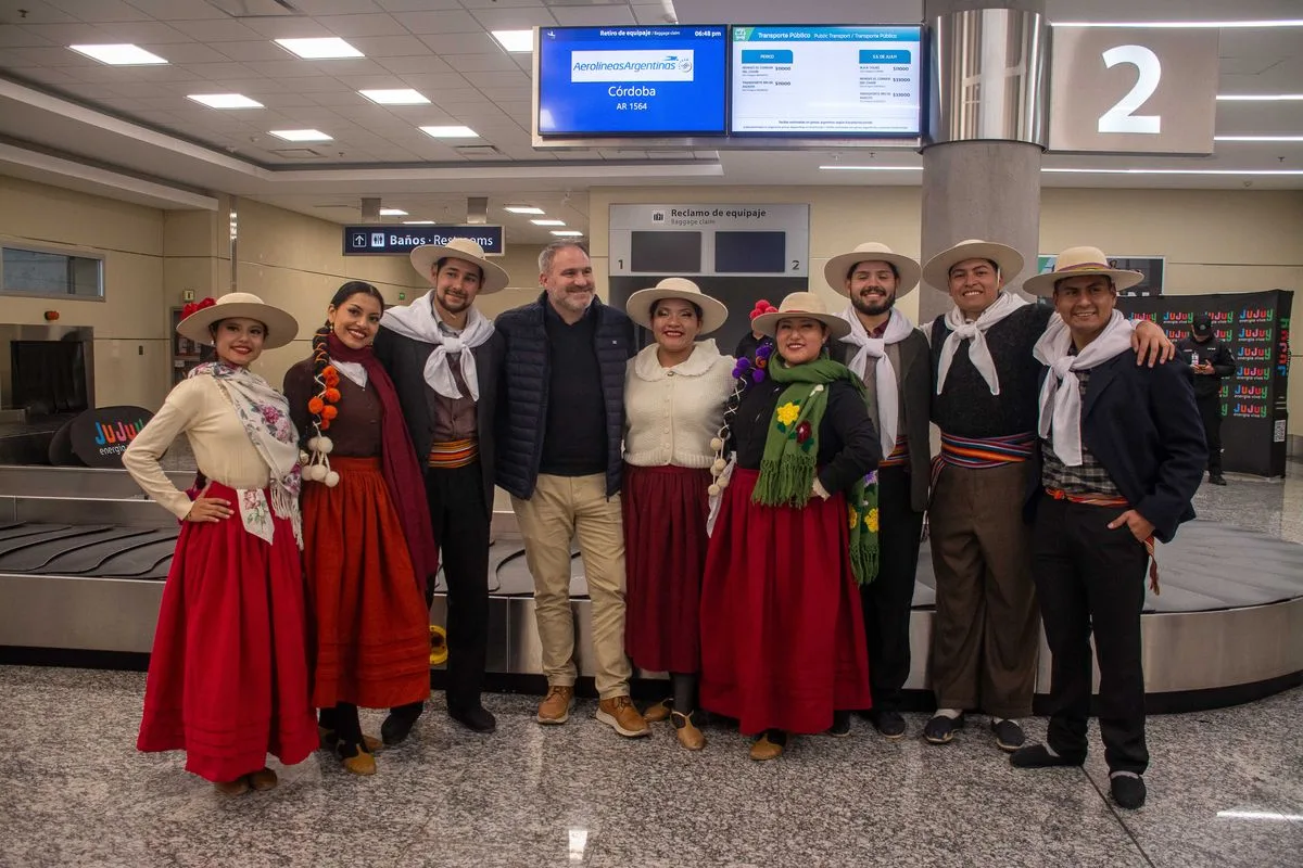 Autoridades recibiendo a turistas