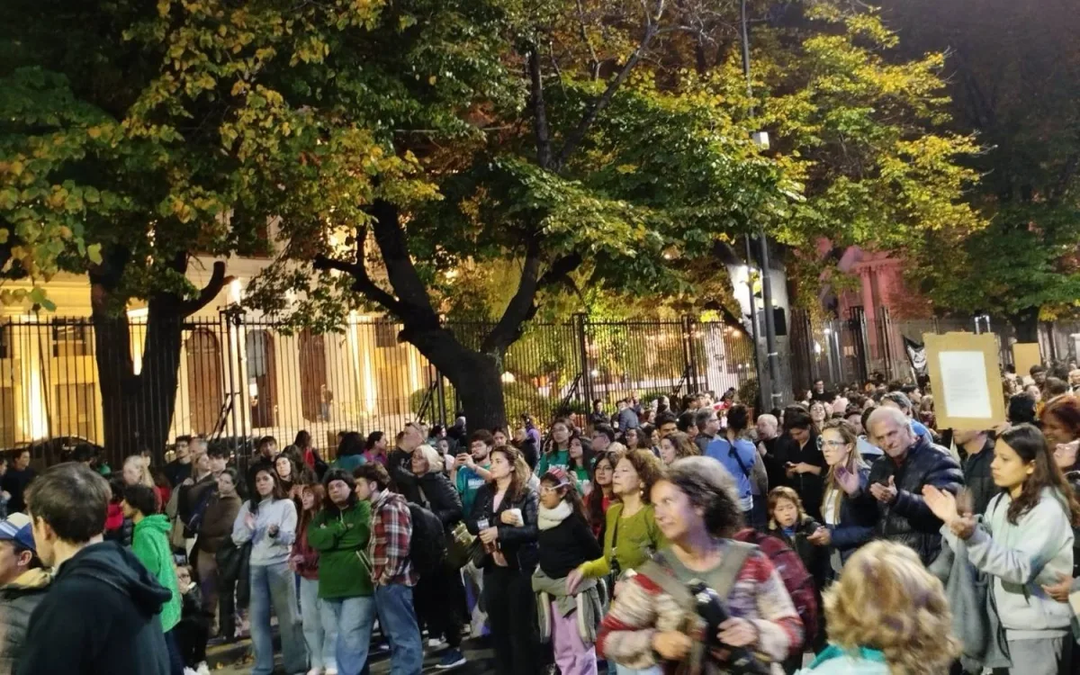 Marcha universitaria en La Plata: docentes y estudiantes se concentraron en el Rectorado de la UNLP