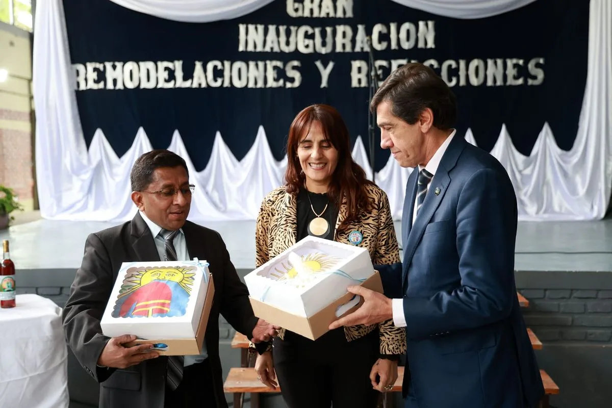 Carlos Sadir inauguró las obras de refacción integral del Bachillerato Provincial N° 4 de La Mendieta