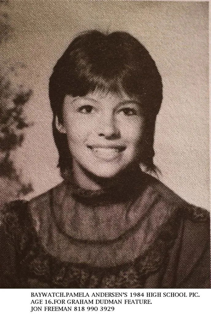 Pamela Anderson como una estudiante escolar de 16 años, en 1984