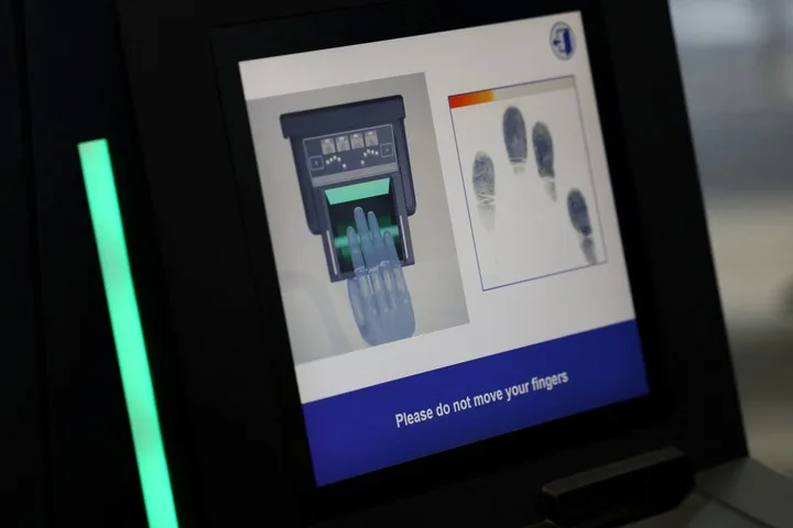 Escaneo de huellas dactilares en el nuevo sistema digital para ingresar a la Unión Europea. (Foto: Reuters/Jack Taylor)