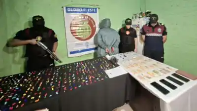 Cayó un kiosco de drogas en Alderetes: secuestraron 600 ravioles de cocaína y hay dos detenidos