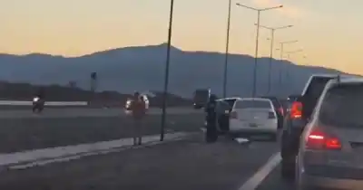 Choque en Circunvalación Oeste: el tránsito está paralizado y crece la bronca
