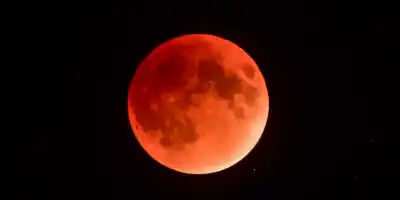 El cielo de Chubut se tiñe de rojo: todos los detalles del último eclipse lunar del año