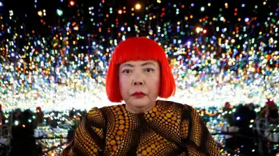 El último trazo de Yayoi Kusama: la artista que convirtió su tormento en lunares infinitos