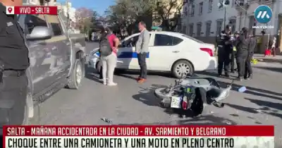 Caos en el microcentro: una Amarok chocó contra una moto y Belgrano amaneció cortada