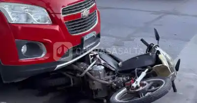 Impactante siniestro en San Martín y Boedo: una moto quedó incrustada bajo un auto