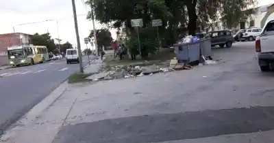 Basural y veredas rotas en la entrada de una guardería: el reclamo que nadie responde