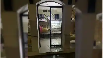 Destrozaron la puerta de una heladería en pleno bulevar y buscan a los responsables