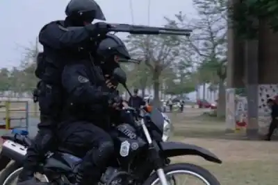 La persiguieron por media ciudad: la caída de la motochorra que intentó robar en pleno centro
