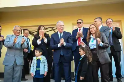 El gobernador Elías Suárez inauguró cuatro establecimientos educativos y entregó viviendas sociales en el interior
