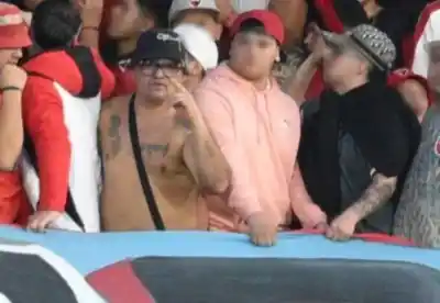 Lo mataron a balazos en barrio Itatí y dejaron una bandera con un mensaje que nadie esperaba