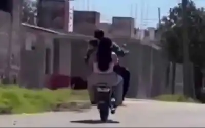 Padre hizo 'willy' en moto con su hijo a bordo y ahora podría perder la licencia