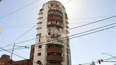 El edificio fantasma del centro santafesino: 32 años de abandono y una deuda que nadie paga