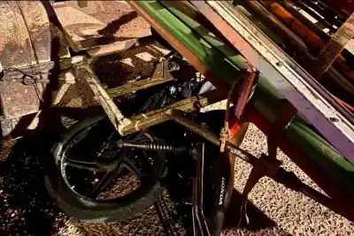Impactante choque en San José: la moto terminó debajo de un acoplado y el conductor resultó fracturado
