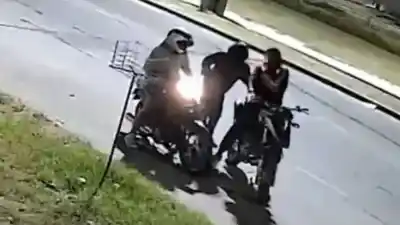 Motochorros atacaron a una conductora de app de viajes en plena jornada laboral