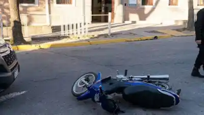 Derrape en San Isidro: un motociclista terminó herido tras pisar aceite en la calzada