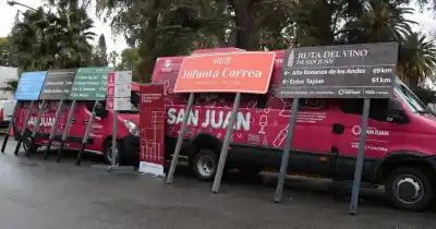 Adiós a los carteles viejos: San Juan renueva su señalización y apunta a la FIT