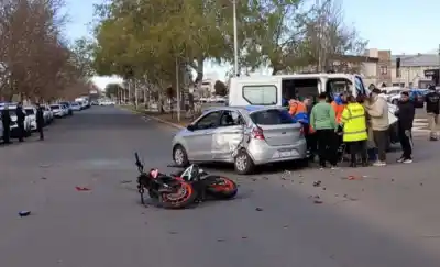 Impactante choque en Santa Rosa: el conductor de una moto quedó gravemente herido