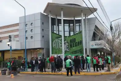 La desesperación de los jubilados: 'Optan entre los remedios o comer', denunció ATE en una protesta que crece frente al PAMI