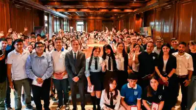 La visita que movilizó a más de 500 estudiantes santiagueños: ¿Qué secretos les reveló la Casa de Gobierno?