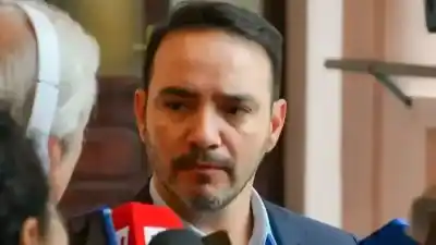 Valdés vuelve a esquivar la fecha del aumento en Corrientes y deja a los estatales en vilo