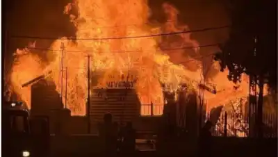 El fuego arrasó con un edificio municipal en Catriel y dejó pérdidas totales