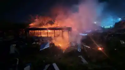 Incendio en una chatarrería del barrio Alberdi: los bomberos trabajaron durante la madrugada
