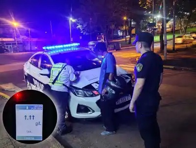 Impactó contra una camioneta estacionada y el alcoholímetro colapsó: no pudo medir el nivel de alcohol