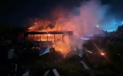 Madrugada de terror en el Barrio Alberdi: un incendio arrasó una chatarrería y dejó un misterio sin resolver