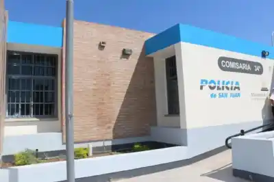 Desesperada llegó a la comisaría con su hijo de 4 años que se ahogaba: el gesto del policía que lo salvó