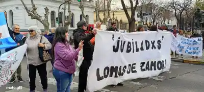 Jubilados de Lomas volvieron a la calle: el reclamo que incomoda al Gobierno