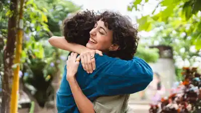 El secreto para vivir más años no está en el gimnasio: lo que reveló un estudio sobre tus amigos