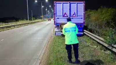 Apareció un acoplado abandonado en Circunvalación y la Policía descubrió que era robado