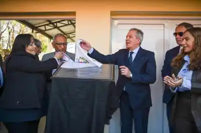El gobernador Suárez dejó inaugurados cuatro edificios escolares en el interior