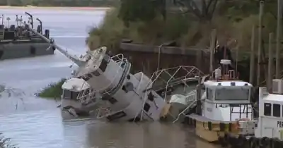 Misterio en el Saladillo: Dos barcos se hunden lentamente frente a la mirada de los vecinos