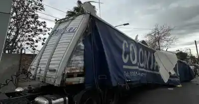 Un camión chocó cables y quedó destrozado en Godoy Cruz: qué pasó en Washington y Remedios de Escalada