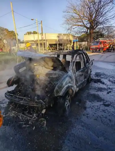 Se incendió una camioneta en plena calle y el operativo por el GNC dejó a todos en vilo