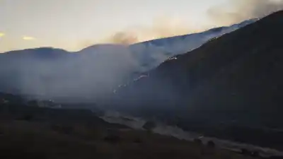 Incendio en Aconquija: el fuego ya arrasó 100 hectáreas y avanza hacia la cumbre