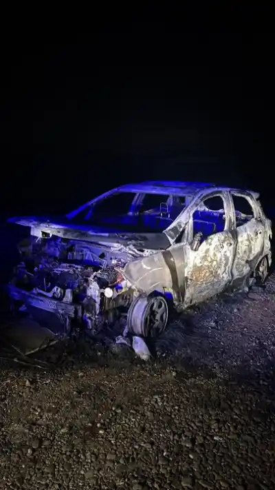 Se le incendió la camioneta en la ruta 3 cuando viajaba a Neuquén: el vehículo quedó destruido