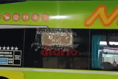 Atacaron a pedradas un colectivo de larga distancia en el acceso a Añatuya: el vidrio del baño estalló