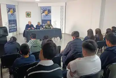 Veteranos de Malvinas llevan su testimonio a las aulas de Donovan