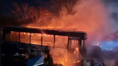 Incendio en un depósito de chatarra de Jujuy: cinco colectivos y un auto quedaron destruidos