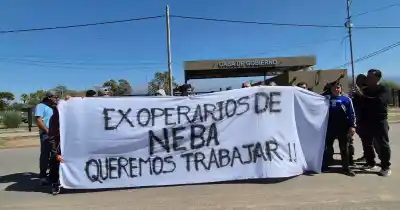 Exempleados de NEVA volvieron a la Casa de Gobierno: la deuda que reclaman las 40 familias