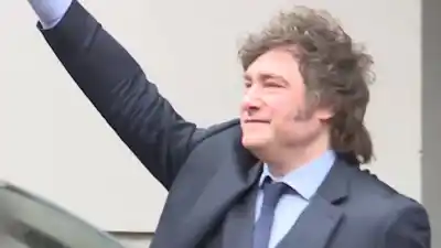 Milei fue recibido con gritos de “chorro” al salir de una charla en el Colegio ORT