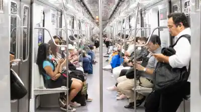 Jubilados y pensionados de CABA podrán viajar gratis en subte: quiénes acceden y cómo tramitarlo