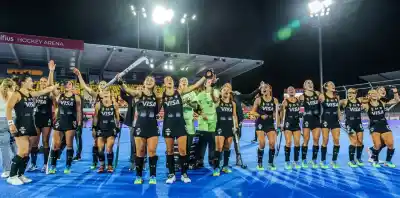 Las Leonas, con la salteña Valentina Raposo, buscan el pase a la final del Mundial ante Australia