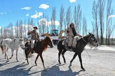 Cinco días a caballo hasta Chimpay: la peregrinación que une fe, promesas y tradición