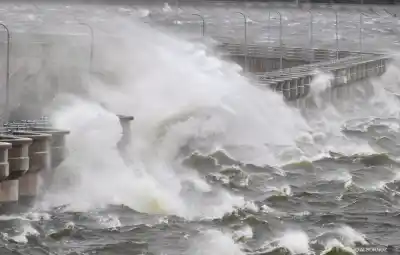 El viento sur hizo estallar olas gigantes en el dique Cruz del Eje